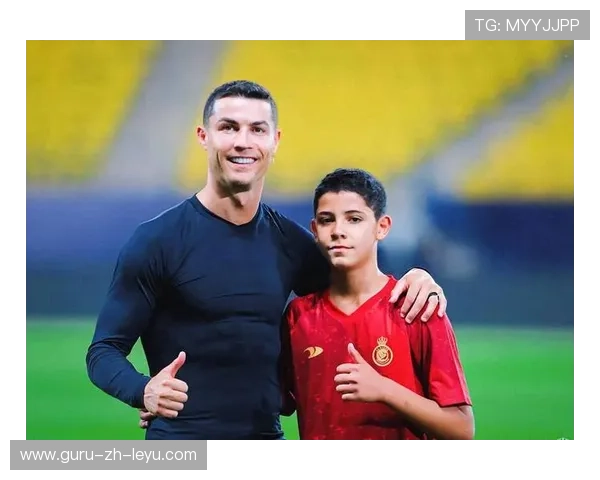 C罗训练中与小球迷互动温馨一刻,c罗小球迷感动瞬间